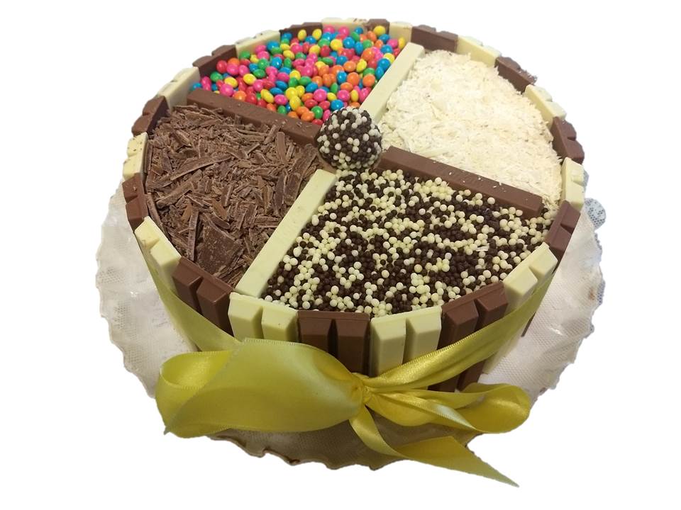 BOLO REDONDO KITKAT BRANCO E PRETO